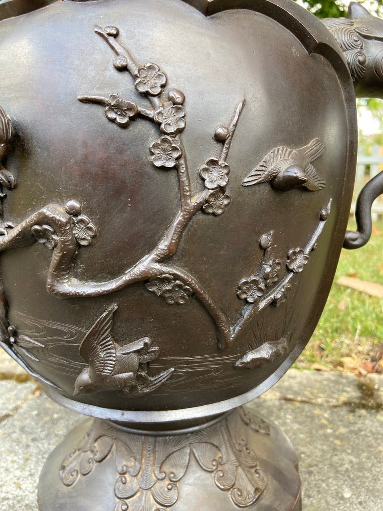 Large Japanese Twin Handled Ornate Urn Vase With Decorative Bird MotifsVintage FrogFurniture