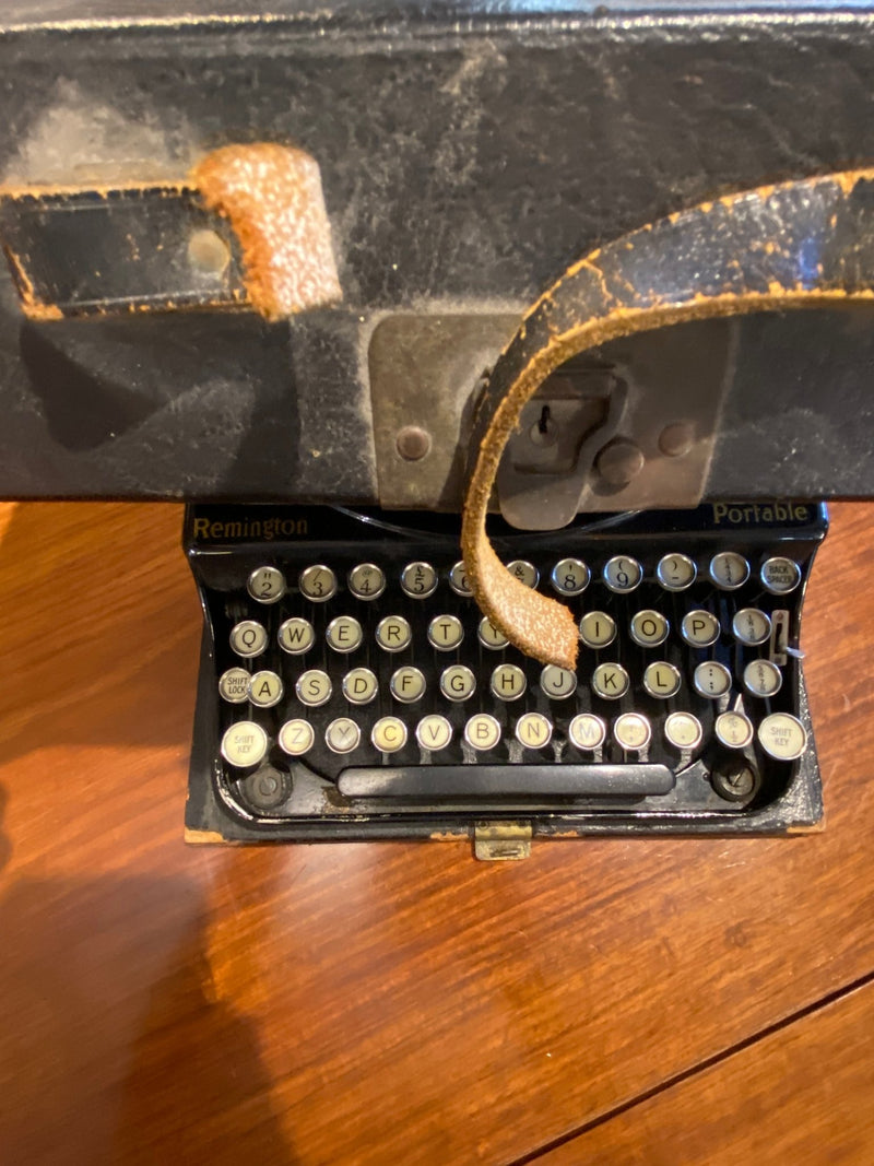 Vintage Remington Portable Compact Travel Typewriter in CaseVintage Frog